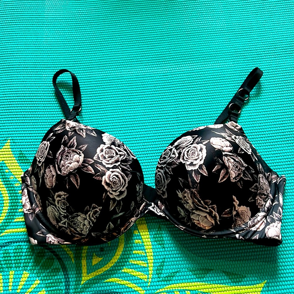 Worn one time Victoria Secret Very Sexy Push up Bra 38C